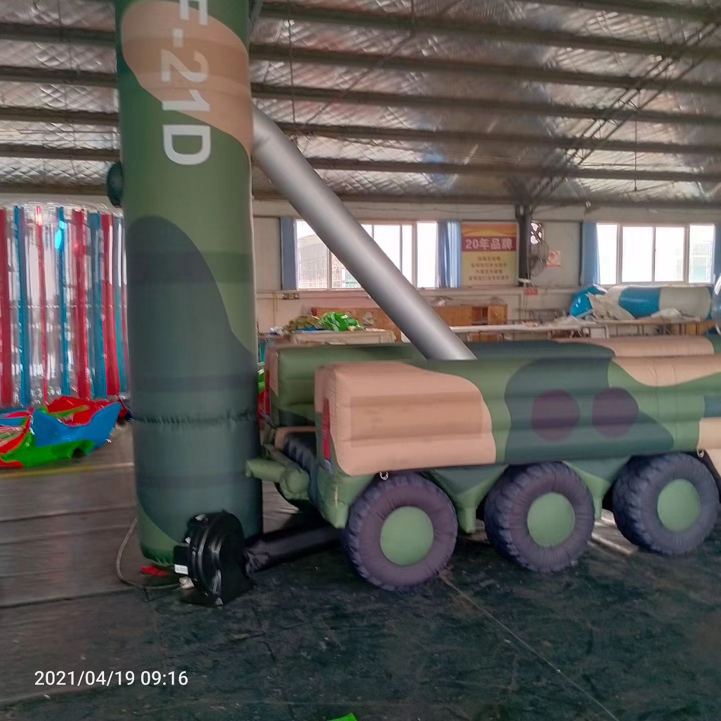 临沧军事演习中的充气目标车辆：模拟发射车雷达车坦克飞机